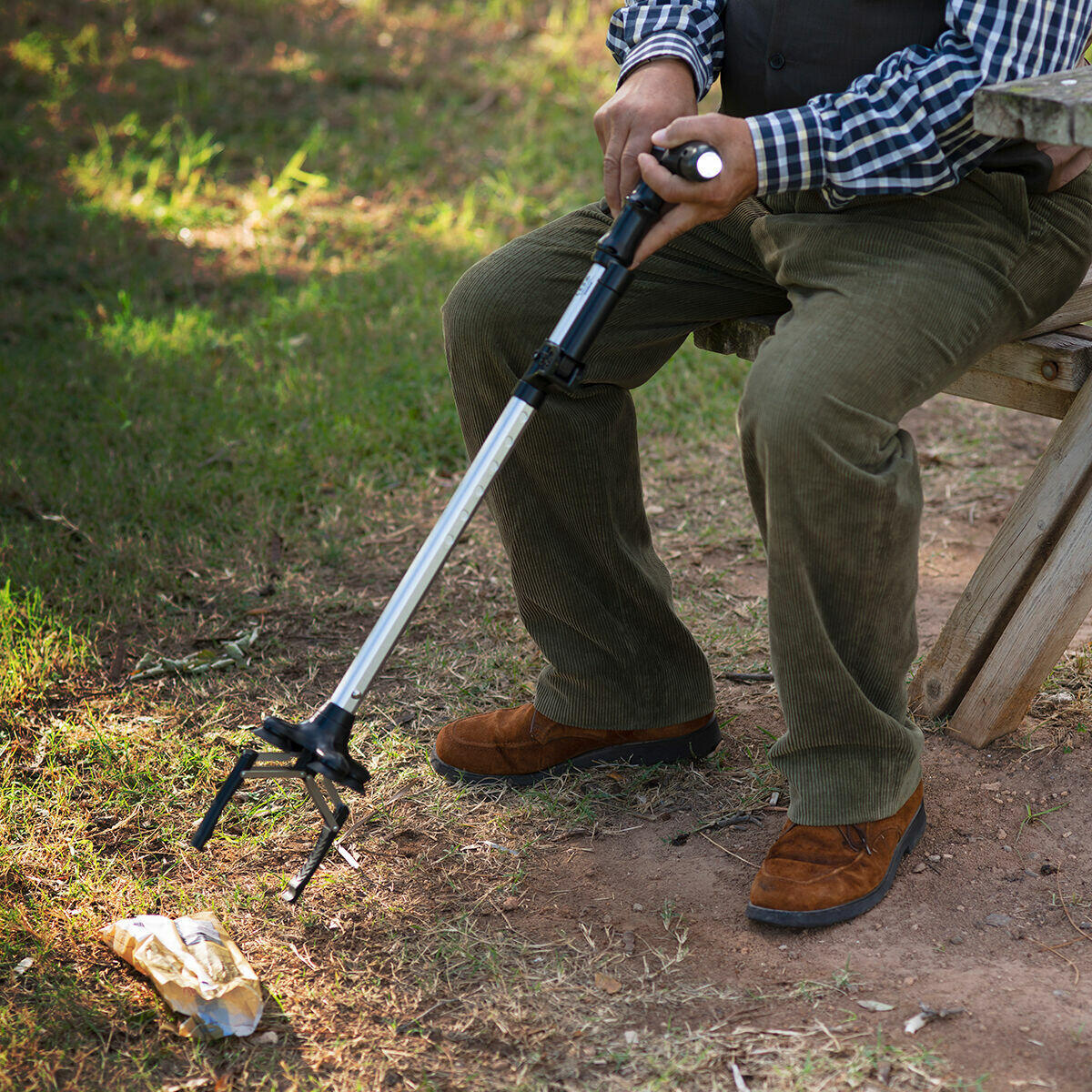 Extendable Walking Stick with LED, Alarm and Clips - 6 Heights - Up to 70kg