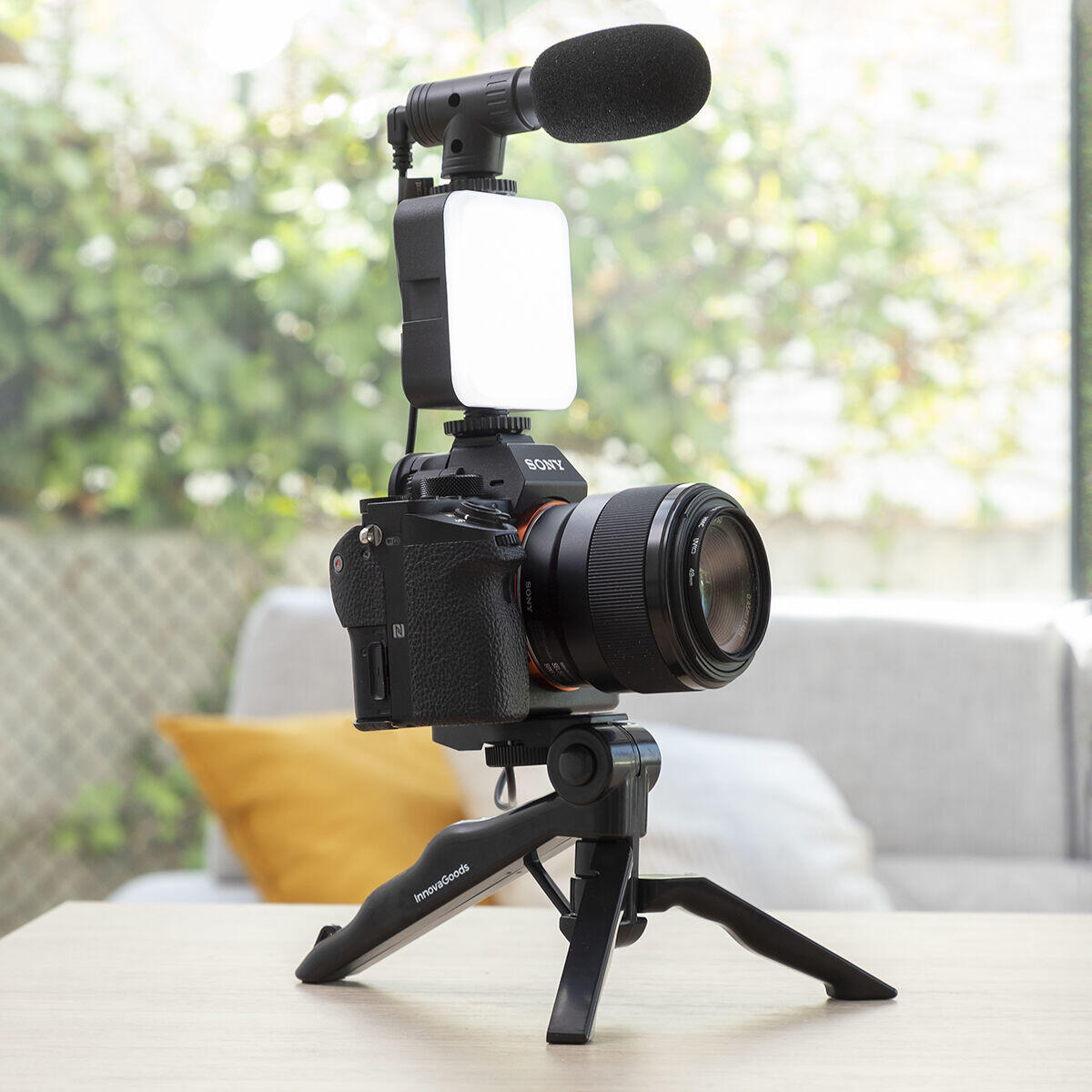 Kit Vlogging 6 Piezas "Plodni" InnovaGoods | Luz LED, Micrófono, Trípode y Mando BT