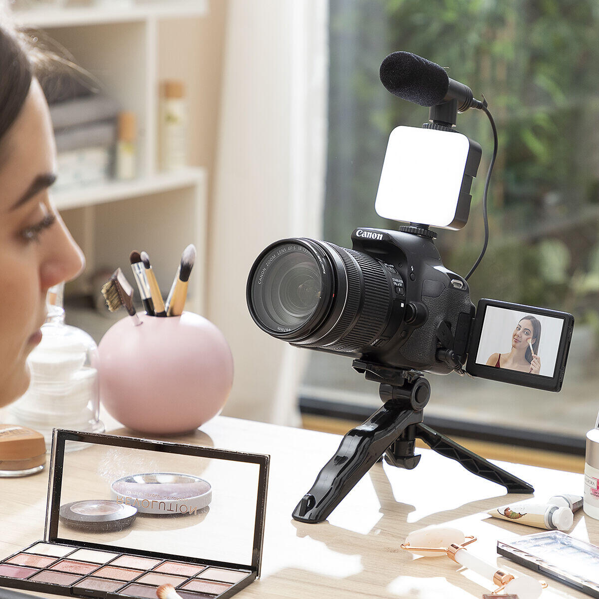 Kit Vlogging 6 Piezas "Plodni" InnovaGoods | Luz LED, Micrófono, Trípode y Mando BT