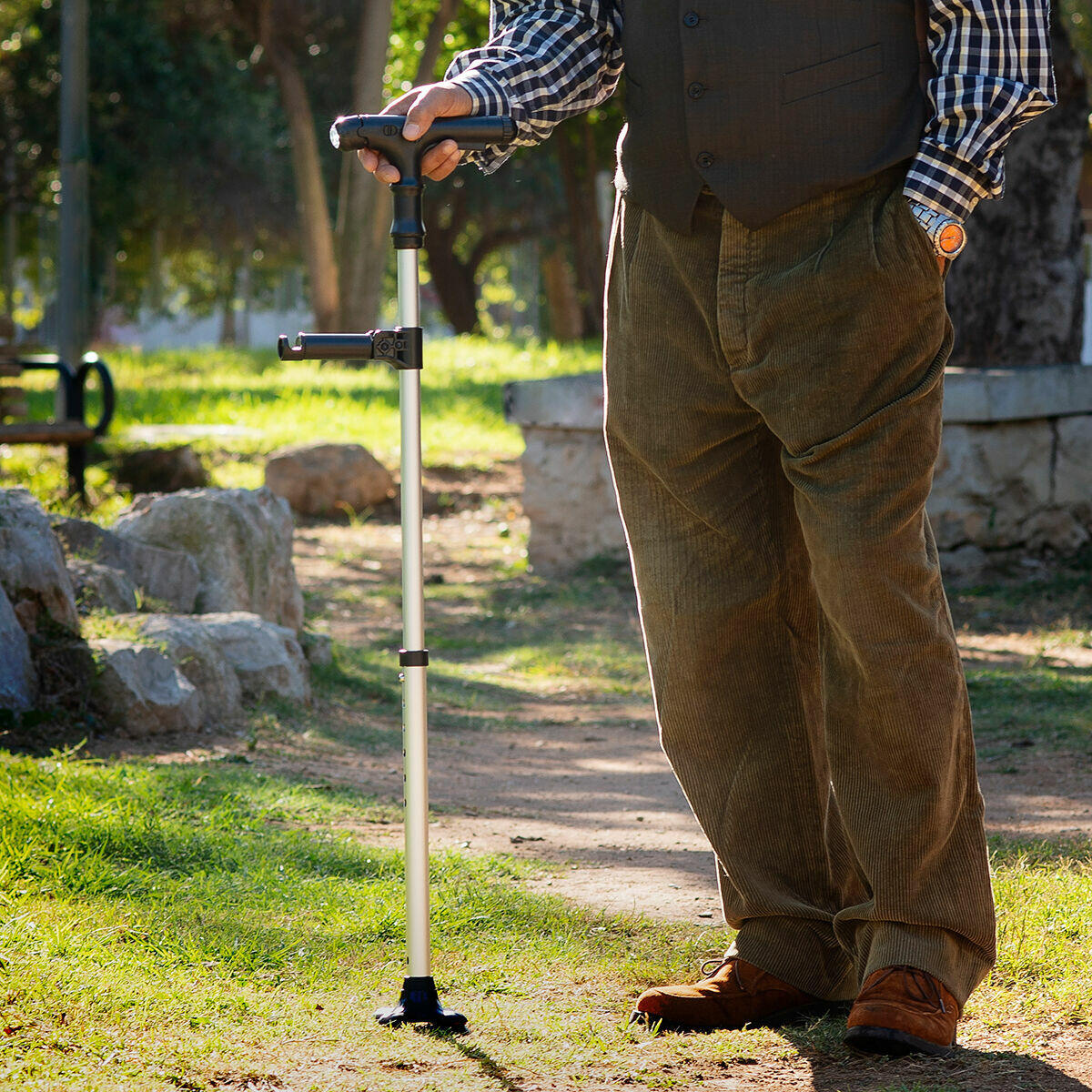 Extendable Walking Stick with LED, Alarm and Clips - 6 Heights - Up to 70kg